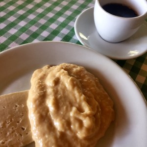 Doce de leite com queijo e um "cafezim"